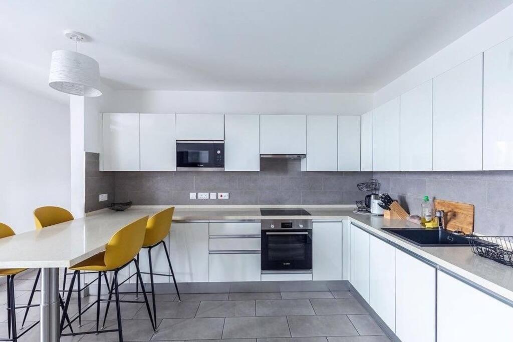 Luxury Labone Edge 2-Bedroom Apartment In Accra - Fivehills Homes Exterior foto
